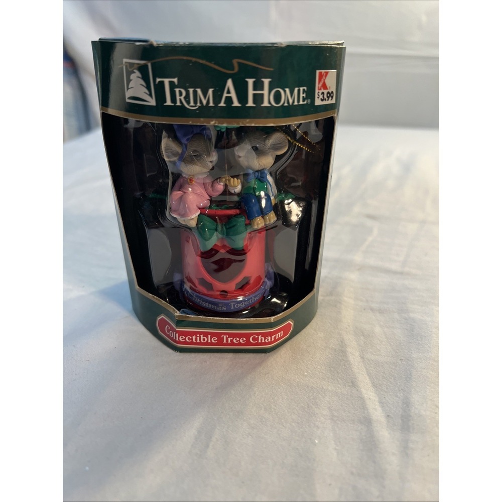MISTLETOE MAGIC/NON ENESCO CHRISTMAS ORNAMENT:MICE COUPLE ON MISTLETOE PLANT NEW